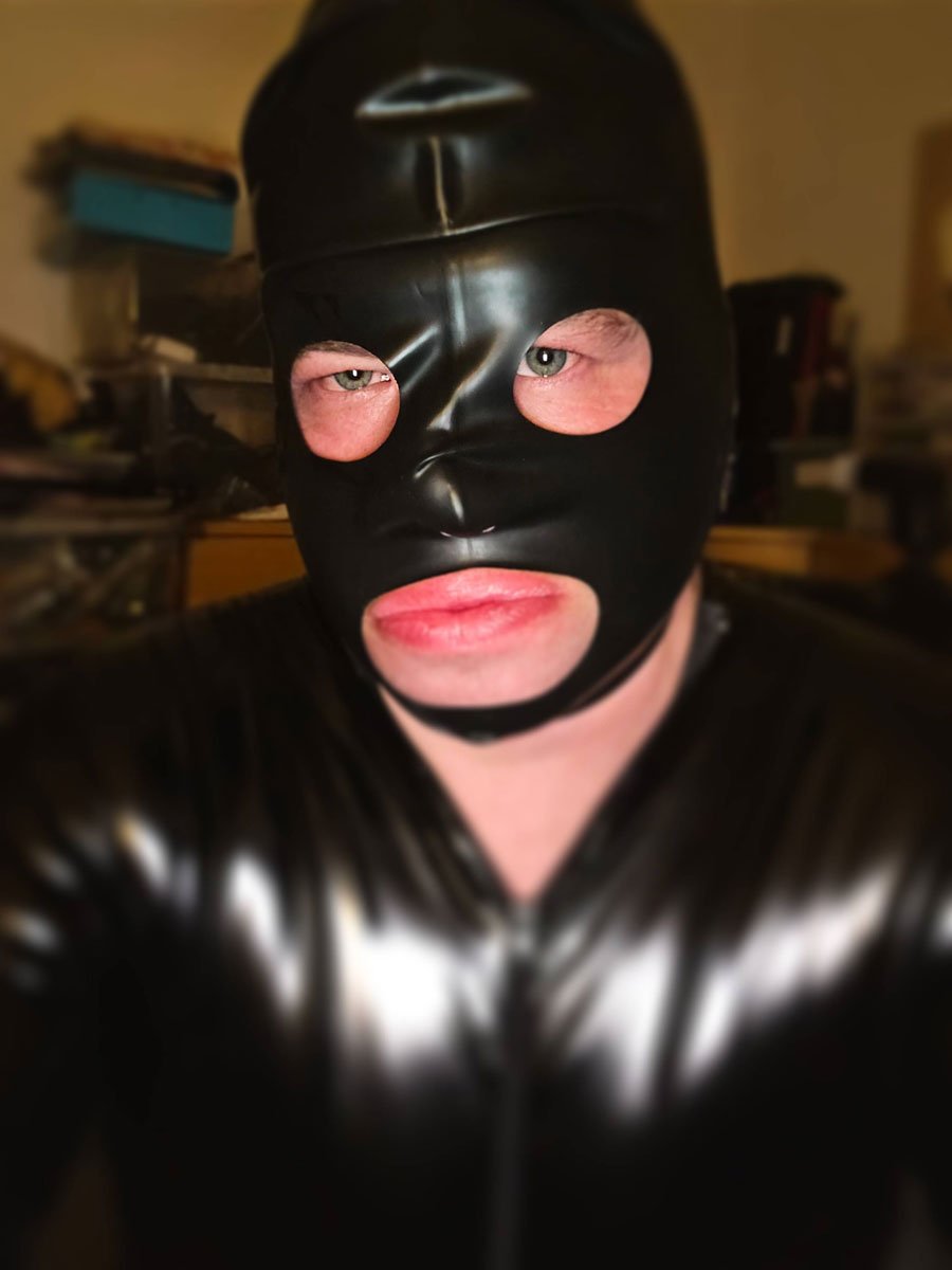 only-chains-male-fetish-model